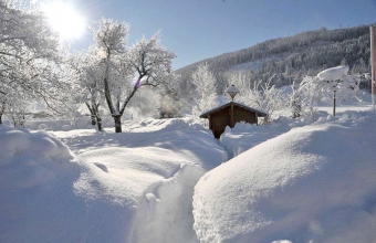 Unser Kinderspielhäuschen versinkt im Schnee bei Fam. Mayrhofer Land Salzburg