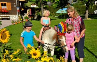 alle Kinder warten aufs Ponyreiten mit Maria