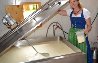 Maria holt frische Milch vom Hoftank am Arnoldgut in Radstadt