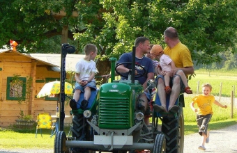 Eine Traktorrunde rund um den Hof am Arnoldgut - jeder will mal mitfahren ;-)