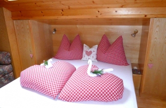 gemütliches Schlafzimmer in FW Buchenstube bei Hans & Maria Mayrhofer/Ferienbauernhof Arnoldgut