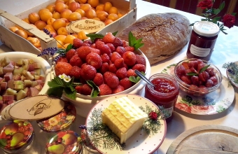 frische Hofprodukte leckere Marmeladen und frische Butter gibt es bei Maria Mayrhofer am Ferienbauernhof Arnoldgut