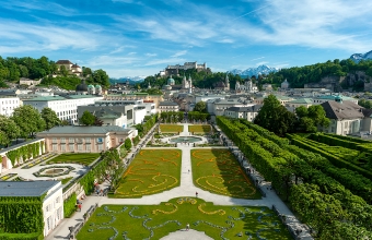 wunderschöner Mirabellgarten mit Blick auf die Festung Hohen Salzburg