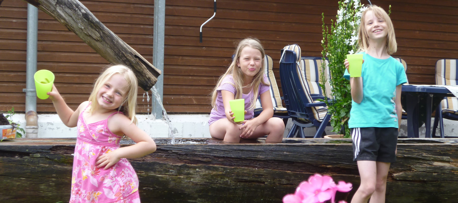 Kinder beim Brunnen am Arnoldhof